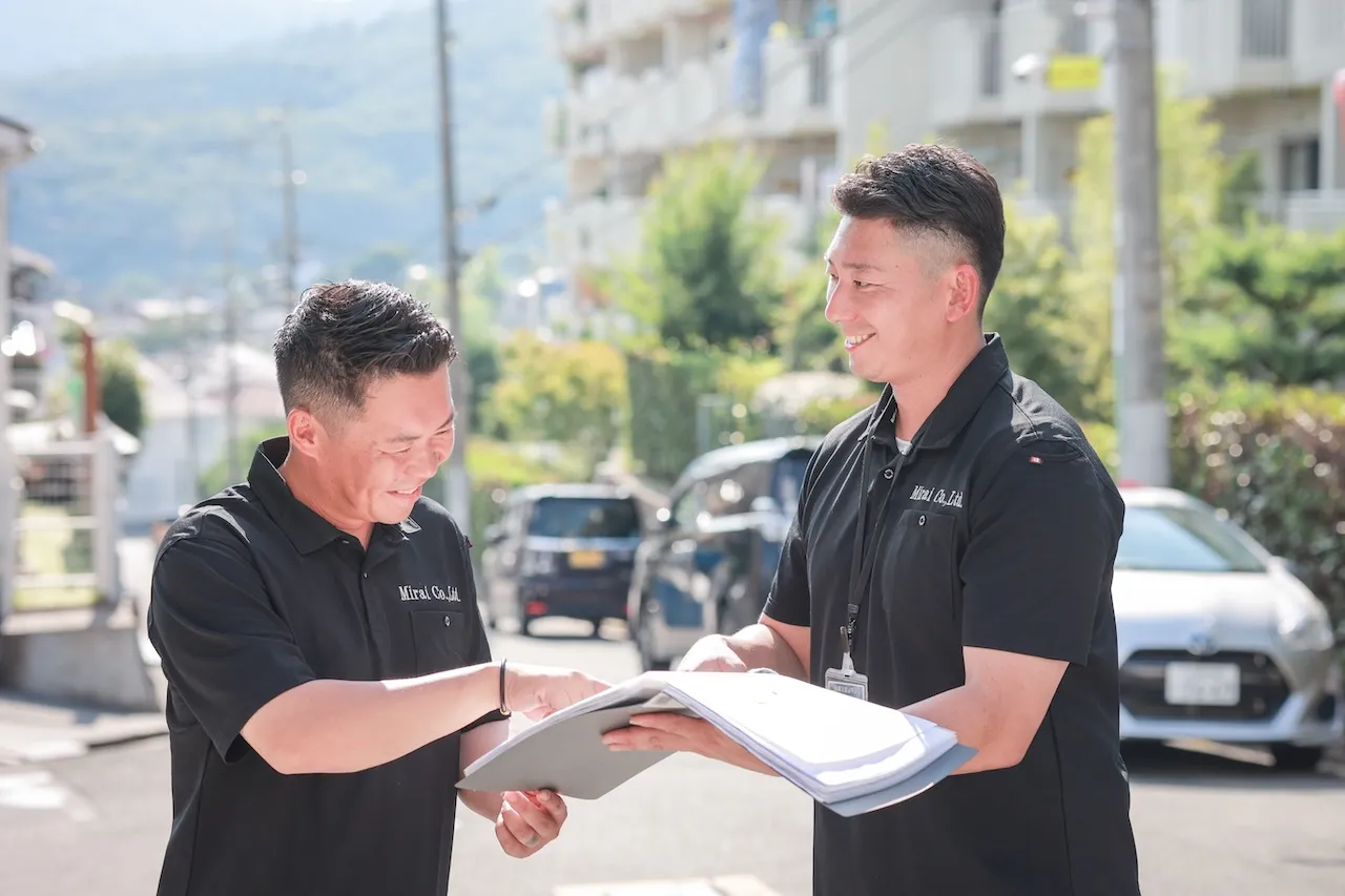 現地調査で資料を確認するスタッフ