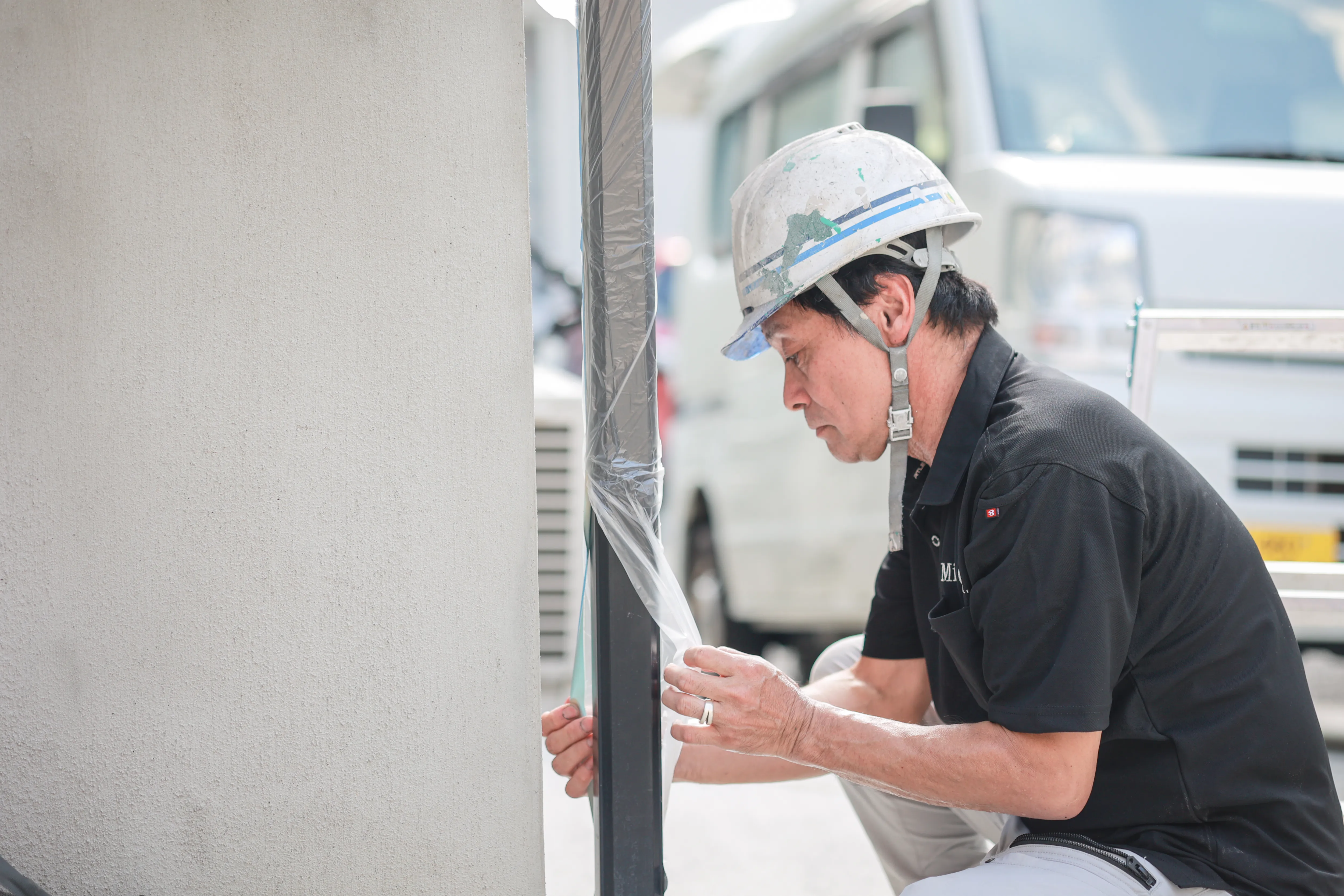 外壁の状態を確認する自社職人